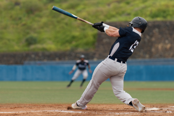 jugador de béisbol balanceando bate 